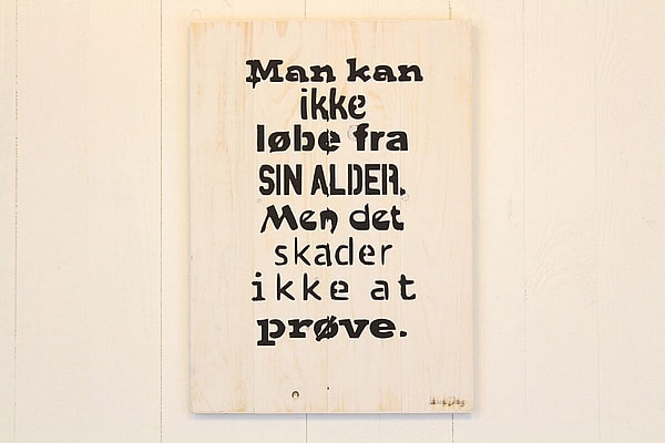 Træ skilt med sjov citat