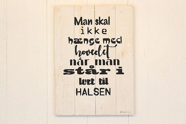 Træ skilt med sjov citat