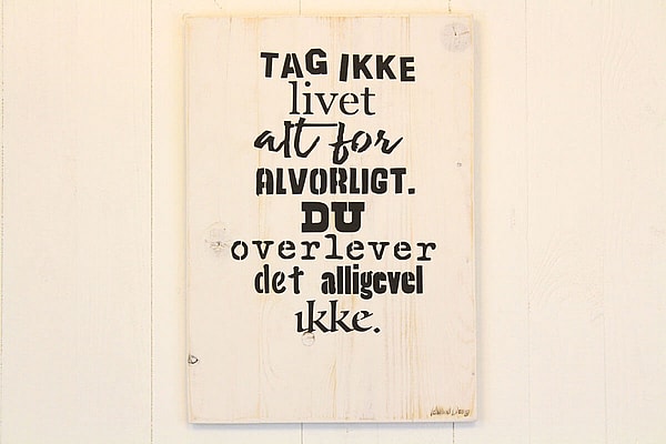 Træ skilt med sjov citat