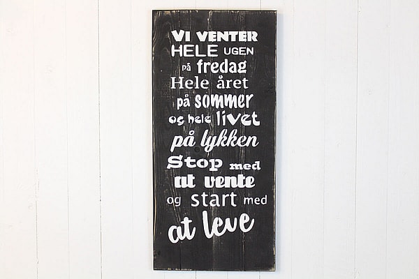 Træ skilt med sjov citat