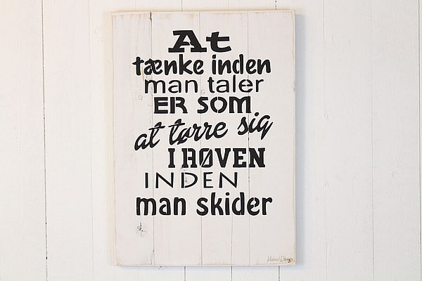 Træ skilt med sjov citat