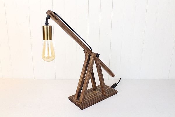 Bordlampe i træ mørkebrun - Giraffen