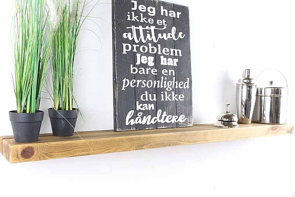 Svævehylde i genbrugstræ, lysebrun. 120cm. Fra Idalund Design. Håndlavet.