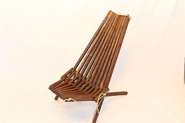 Lamel stol, fodskammel og bord fra Idalund Design. Dansk produceret af genbrugstræ.