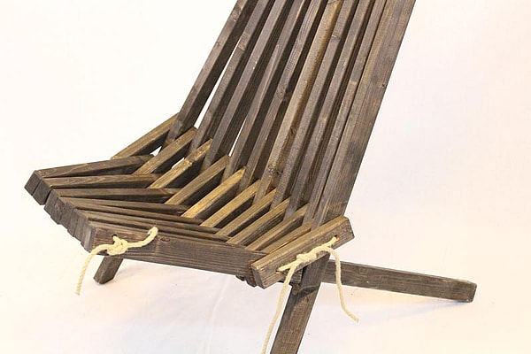 Lamel stol, fodskammel og bord fra Idalund Design. Dansk produceret af genbrugstræ. Lamel stol, fodskammel og bord fra Idalund Design. Dansk produceret af genbrugstræ.