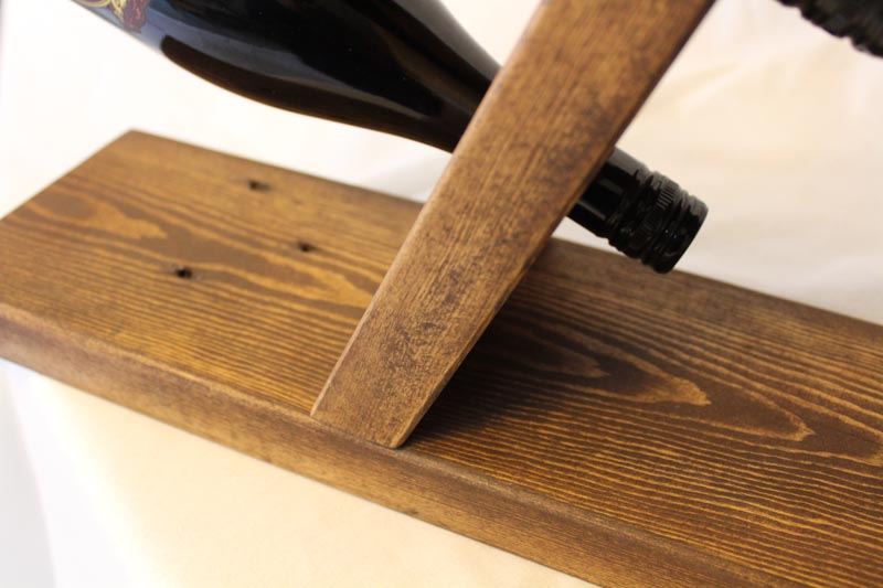 Bord vinholder i træ med plads til 4 flasker. Idalund Design. Bord vinholder i træ med plads til 4 flasker. Idalund Design.