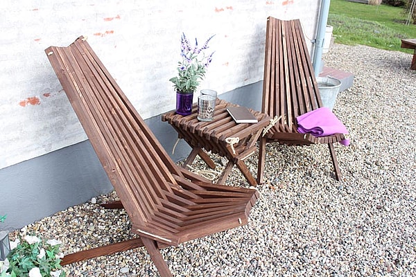 Lamel stol, fodskammel og bord fra Idalund Design. Dansk produceret af genbrugstræ.