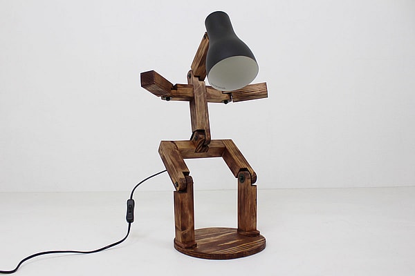 Lampe mand med arme og fodplade