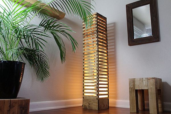 Lamel Gulvlampe lysebrun med spot 150 cm Håndlavet i genbrugstræ af Idalund Design Lamel Gulvlampe lysebrun med spot 150 cm Håndlavet i genbrugstræ af Idalund Design