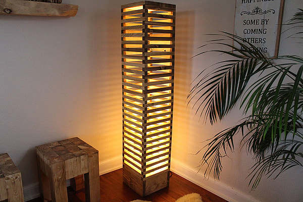Lamel Gulvlampe lysebrun med spot 150 cm Håndlavet i genbrugstræ af Idalund Design Lamel Gulvlampe lysebrun med spot 150 cm Håndlavet i genbrugstræ af Idalund Design