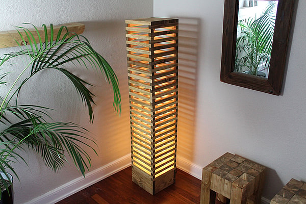 Lamel Gulvlampe lysebrun med spot 150 cm Håndlavet i genbrugstræ af Idalund Design Lamel Gulvlampe lysebrun med spot 150 cm Håndlavet i genbrugstræ af Idalund Design