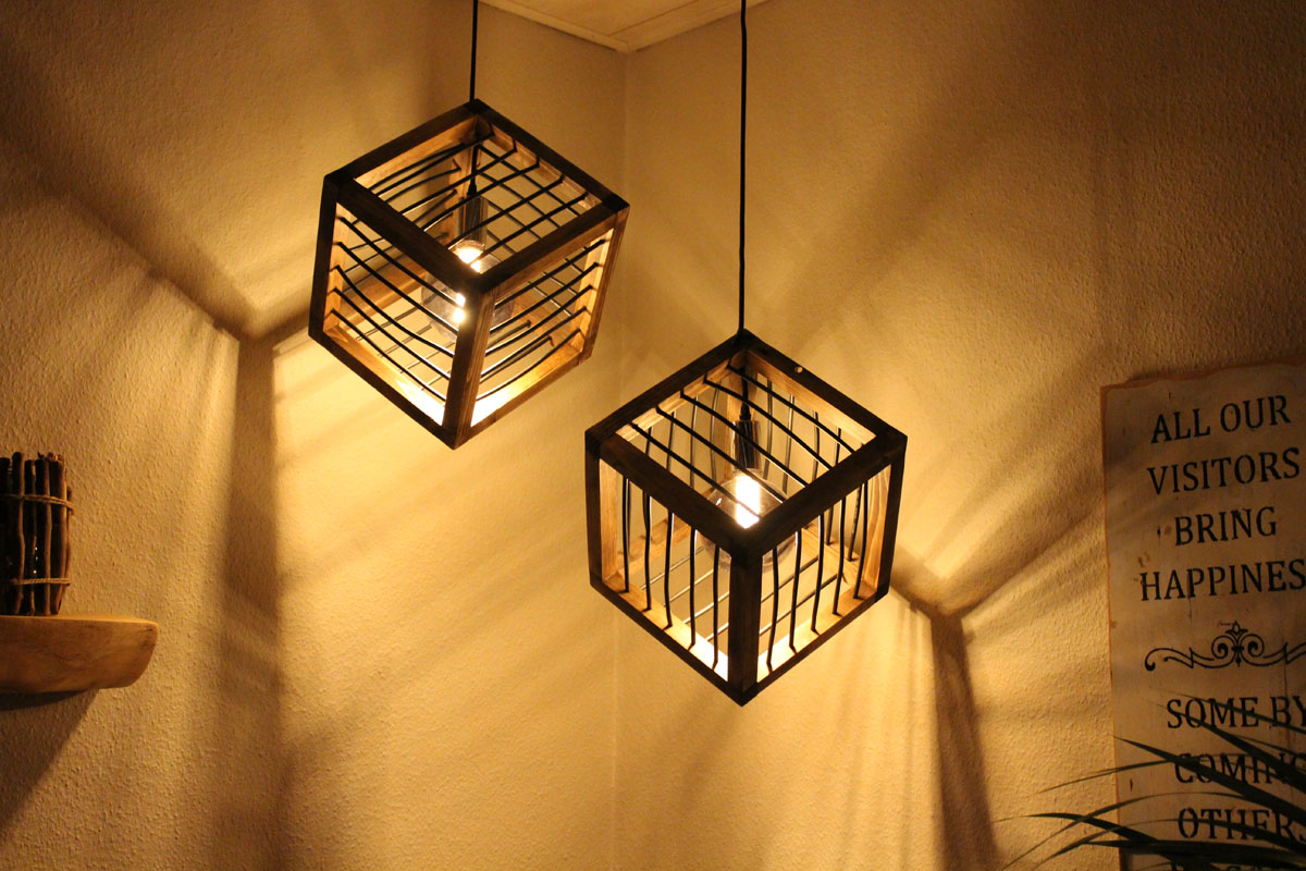 Loft lampe Diamant mørkebrun med snøre 28 cm Håndlavet i genbrugstræ af Idalund Design Loft lampe Diamant mørkebrun med snøre 28 cm Håndlavet i genbrugstræ af Idalund Design