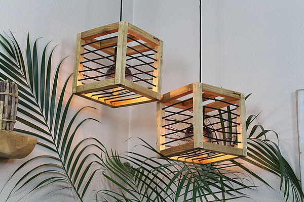 Loft lampe lysebrun med sort snøre 28 cm Håndlavet i genbrugstræ af Idalund Design