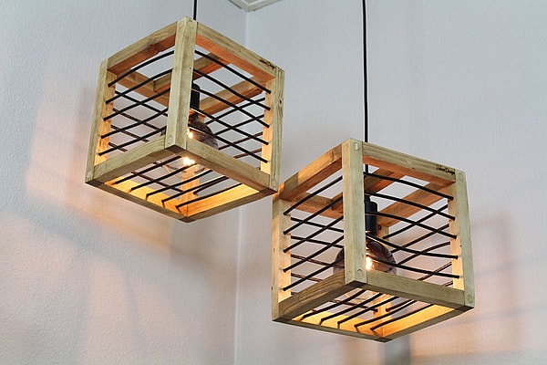 Loft lampe lysebrun med sort snøre 28 cm Håndlavet i genbrugstræ af Idalund Design